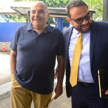 TONY SACA Y SU EXSECRETARIO ÉLMER CHARLAIX REALIZAN TRÁMITES PARA RECIBIR SUS CARTAS DE LIBERTAD