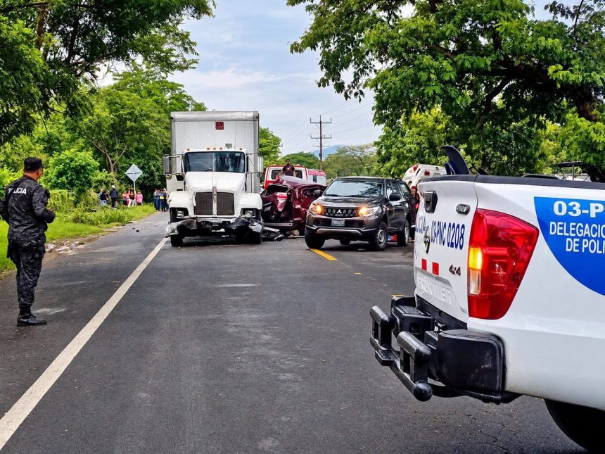 san 1 TRES PERSONAS FALLECEN EN ACCIDENTE ENTRE CAMIÓN Y VEHÍCULO EN SAN MIGUEL
