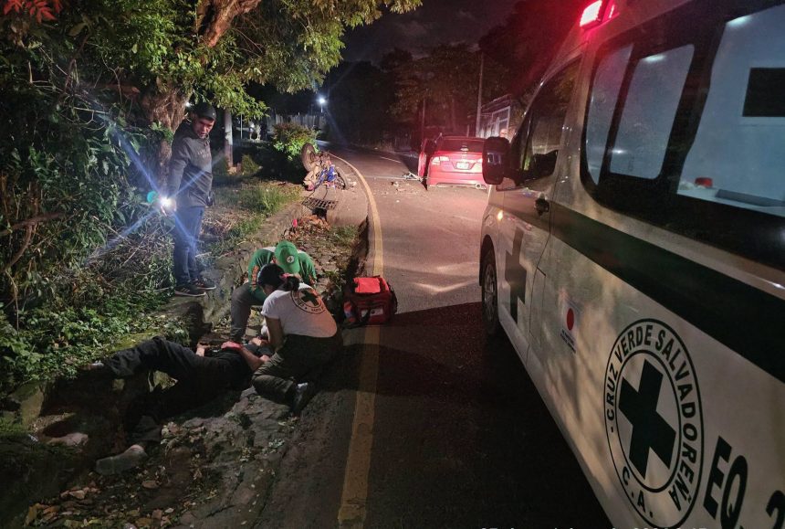 MOTOCICLISTA RESULTA LESIONADO TRAS COLISIONAR CONTRA UN SEDÁN EN SANTA ANA