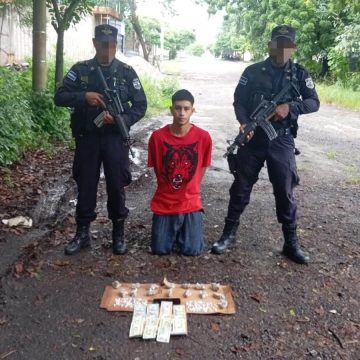 santa 1 PNC CAPTURA A HOMBRE CON DROGA Y DINERO EN EFECTIVO DURANTE OPERATIVO EN SANTA ANA