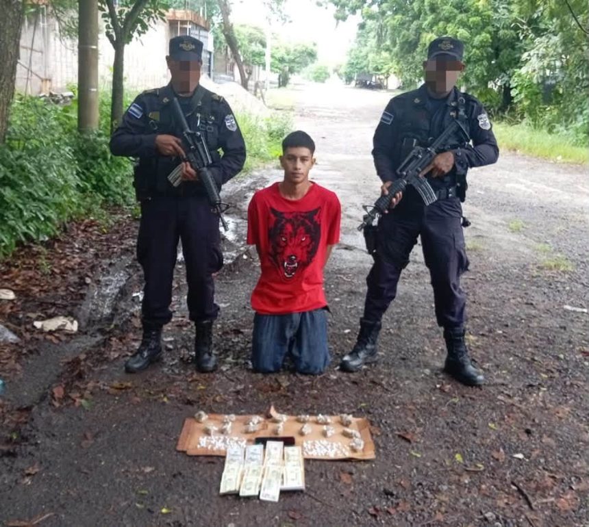 santa 1 PNC CAPTURA A HOMBRE CON DROGA Y DINERO EN EFECTIVO DURANTE OPERATIVO EN SANTA ANA