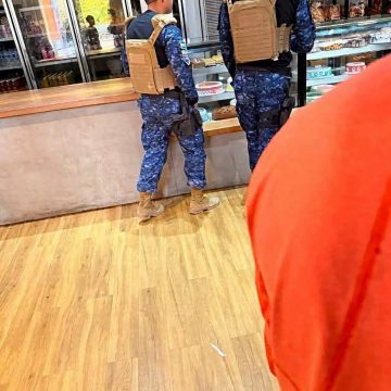 DIVULGAN EN REDES SOCIALES LA ÚLTIMA IMAGEN DE ALGUNOS SOLDADOS EN SUPERMERCADO DE HAITÍ ANTE DE SER EMBOSCADOS