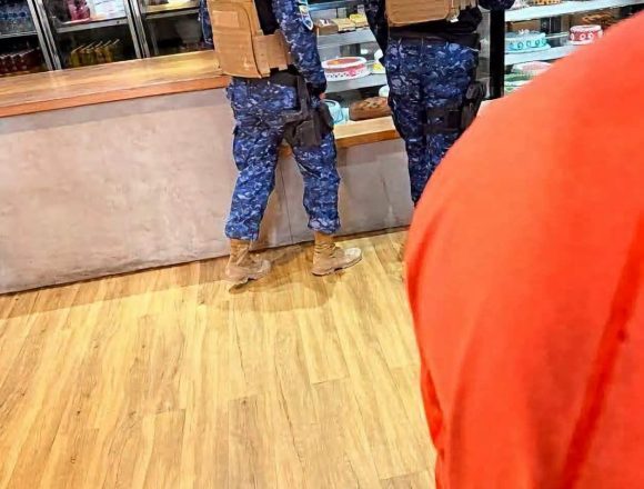 soldados DIVULGAN EN REDES SOCIALES LA ÚLTIMA IMAGEN DE ALGUNOS SOLDADOS EN SUPERMERCADO DE HAITÍ ANTE DE SER EMBOSCADOS