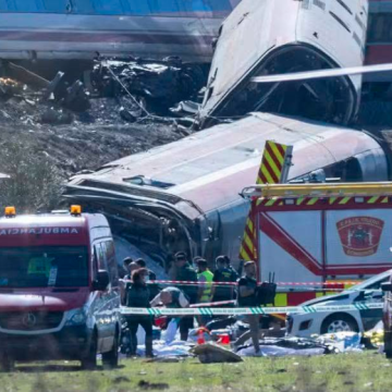 tren 1 CHOQUE ENTRE DOS TRENES DE ALTA VELOCIDAD DEJA DECENAS DE FALLECIDOS Y HERIDOS EN ESPAÑA