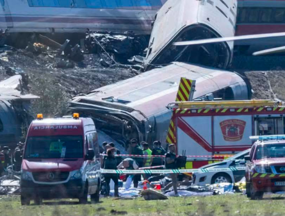 tren 1 CHOQUE ENTRE DOS TRENES DE ALTA VELOCIDAD DEJA DECENAS DE FALLECIDOS Y HERIDOS EN ESPAÑA