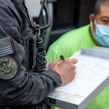 trump CORTE SUPREMA DE EE. UU. MANTIENE BLOQUEADA REGLA QUE PERMITÍA PAUSAR ALGUNOS PROCESOS DE DEPORTACIÓN