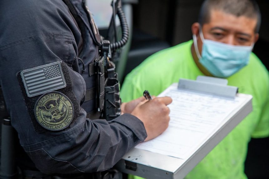 trump CORTE SUPREMA DE EE. UU. MANTIENE BLOQUEADA REGLA QUE PERMITÍA PAUSAR ALGUNOS PROCESOS DE DEPORTACIÓN