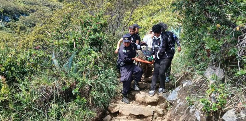 tuis TURISTA DE 31 AÑOS ES AUXILIADA TRAS SUFRIR UNA CAÍDA EN EL VOLCÁN ILAMATEPEC