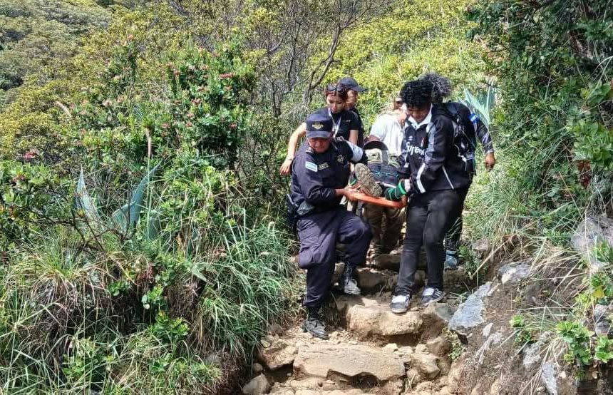 tuis TURISTA DE 31 AÑOS ES AUXILIADA TRAS SUFRIR UNA CAÍDA EN EL VOLCÁN ILAMATEPEC