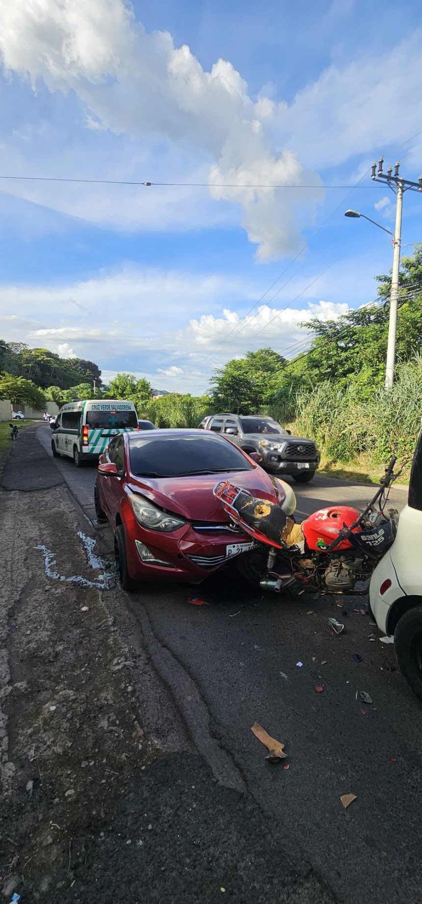 unico 01 MOTOCICLISTA RESULTA LESIONADO EN ACCIDENTE DE TRÁNSITO FRENTE A UNICAES EN SANTA ANA