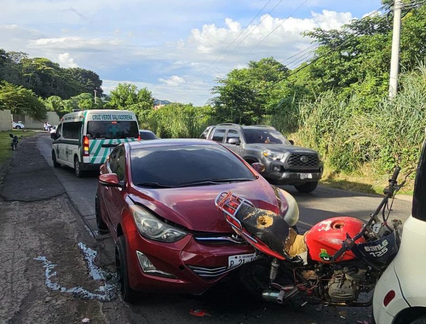 unico 01 MOTOCICLISTA RESULTA LESIONADO EN ACCIDENTE DE TRÁNSITO FRENTE A UNICAES EN SANTA ANA