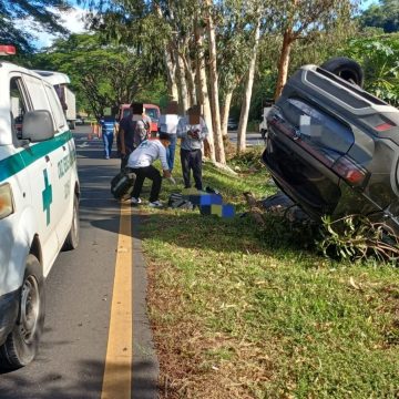 volcado 23 CONDUCTOR RESULTA LESIONADO TRAS VOLCAR SU VEHÍCULO EN LA CARRETERA PANAMERICANA