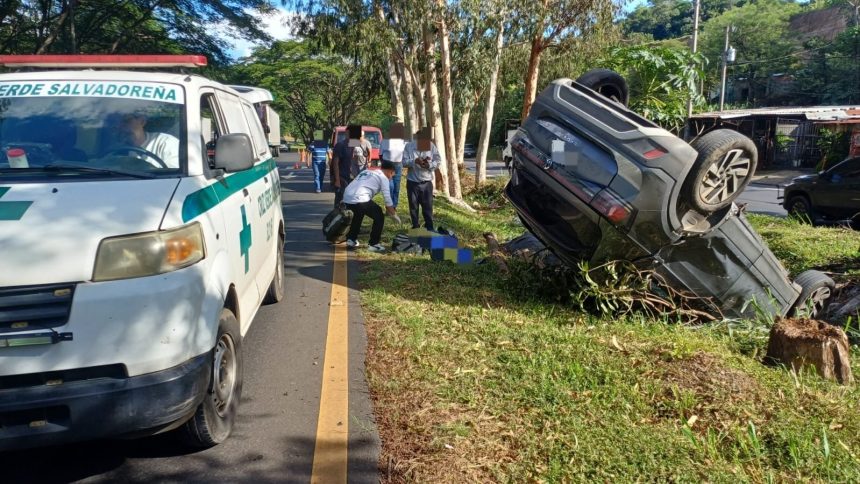 CONDUCTOR RESULTA LESIONADO TRAS VOLCAR SU VEHÍCULO EN LA CARRETERA PANAMERICANA