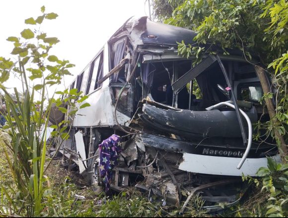 yoro 1 ACCIDENTE ENTRE BUS Y CAMIÓN DEJA UN MUERTO Y 35 HERIDOS EN YORO, HONDURAS
